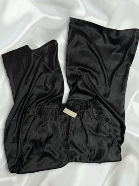 Boohoo Black satin flare palazzo pants with elastic waistband and pockets